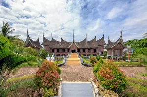 Tempat Wisata di Sumatera Barat yang Menggabungkan Keajaiban Alam dan Pesona Arsitektur Tradisional